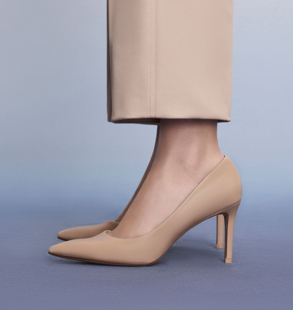 Sepatu stiletto berwarna nude